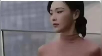 唐嫣40岁国外穿搭惊艳引争议，网友纷纷评论…