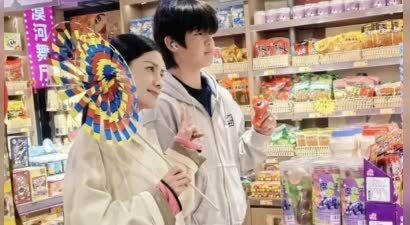 49岁胡可现身杭州，带儿子逛夜市，14岁安吉帅气高挑