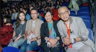 李嘉欣夫妇罕见同框！54岁脸部却紧致似少女，老公许晋亨老态明显