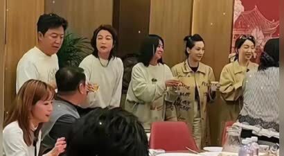 章子怡娇俏，乌尔善带妻子来吃饭，肖央喝整瓶啤酒，陈凯歌领杯！