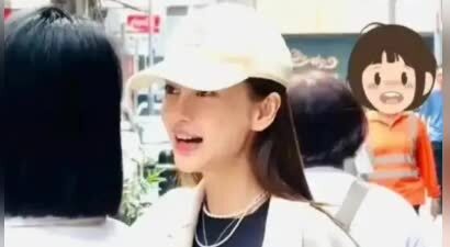 35岁杨颖被偶遇香港艺术展，街边热聊气质超绝