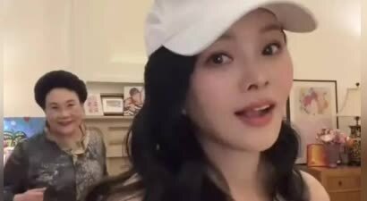 57岁伊能静不服老，巴塞罗那7度穿裙，路人镜头下展现真实魅力！