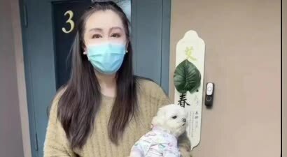 58岁王祖贤无锡参加第十届国际灸法大会，总戴口罩，怼脸拍显老