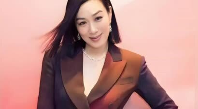 52岁钟丽缇凌晨卖货养家，错失豪门后的生活，现状如何？