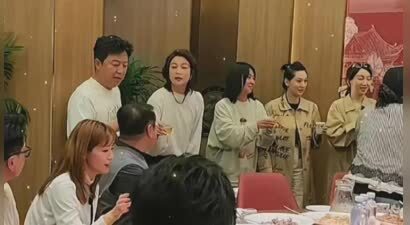 黄渤在华表奖后请客，全是京圈大佬，陈红只顾玩手机不懂人情世故