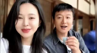 尴尬！46岁关悦疑似医美撞脸倪萍，跟佟大为同框像小姨带外甥