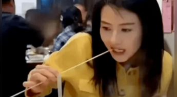 45岁高圆圆重庆吃串串香,穿黄色小香外套仍仙气飘飘,女神颜值太能打!