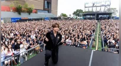 香港顶流姜涛迎来26岁生日，众多粉丝齐聚应援阵仗超壮观