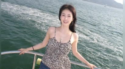 白鹿穿豹纹吊带出海怡然自得 笑容甜美松弛又自然