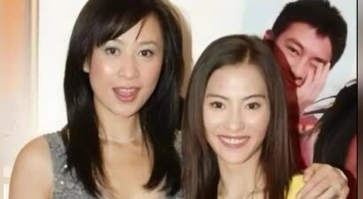 59岁刘嘉玲与45岁张柏芝同台，二人表情不自然，眼神也无过多交集