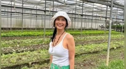 61岁韦唯泰国当“农妇”？田间喂牛笑如花，这状态谁看了不酸？