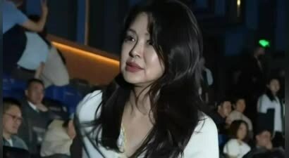 关悦变样，脸部略肿，法令纹显现，网友：自然衰老也不错