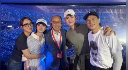 何超琼观看谢霆锋演唱会，前夫许晋亨也在，55岁李嘉欣被人搀扶