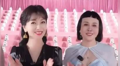 71岁赵雅芝直播遭尴尬，开十级美颜，小13岁网红称其“阿姨”