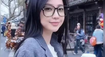 趁着潘玮柏在忙着演唱会，他老婆居然跑回南京独自逛吃？