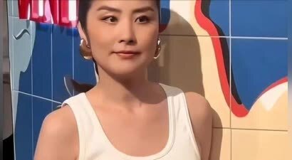 52岁陈慧琳在广州吃大排档 ! 大口吃饭毫无淑女形象 , 连个保镖都没有