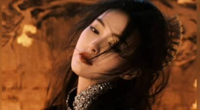 唐嫣身着修身黑裙勾勒曼妙曲线，鎏金眼妆解锁酷飒高级感