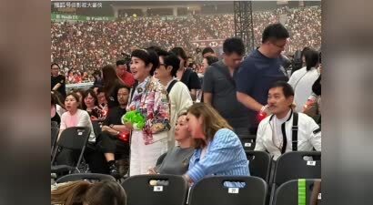 88岁谢贤暴瘦坐轮椅，与嫩模分手后憔悴不堪，晚年孤独引唏嘘