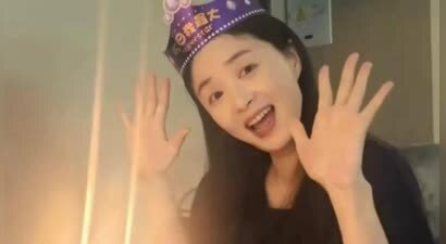 蒋欣晒生日惊喜，俏皮唱生日歌像20岁女孩，被限制吃蛋糕秒变哭脸