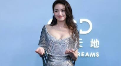 澳门这一天，舒淇深V领，刘嘉玲裸背装，却被胡杏儿的露腰装艳压