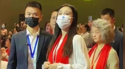 口罩眼镜齐上阵，不露真面目的王祖贤，遮掩的答案早已不言而喻