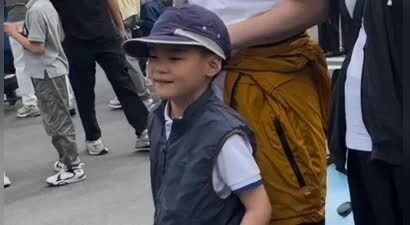 蒋勤勤一家在北京游乐场，7岁儿子罕露面像陈建斌，当众插兜跳舞