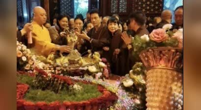 70岁吕良伟去普陀山，穿居士服祈福，杨小娟状态差，看起来好显老