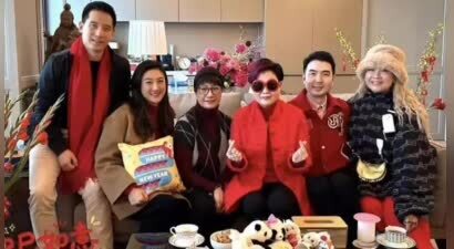37岁郑欣宜和友人聚餐！金发浓妆精神状态好，停工两年疑走出抑郁