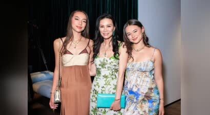 56岁邓文迪到日本玩，比大女儿纤细，默多克的千金或能继承220亿