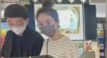 39岁姜妍逛商场被偶遇：穿条纹上衣扎丸子头像20岁，她老公提着大包小包