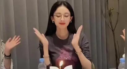 古力娜扎33岁生日暴瘦上热搜！素颜吃火锅惊呆网友：这身材认真的