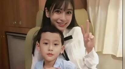 杨颖五一带儿子去迪士尼,8岁小海绵双下巴抢镜,长得很像黄晓明