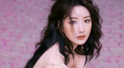 毛晓彤穿印花裙漫步公园，甜美少女感溢出屏幕
