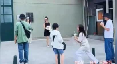 李小璐霍思燕两家同游，霍思燕植发没了发际线，贾乃亮躲得远远的