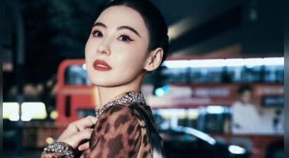 复古豹纹裙配维港风情，张柏芝港风经典穿搭梦回《喜剧之王》