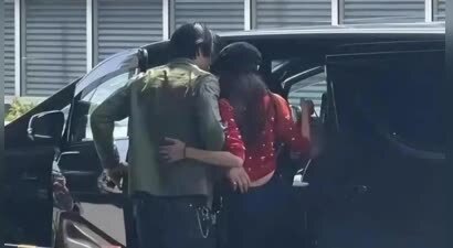 林志玲回东京被偶遇，机场和日本老公搂腰撒狗粮，颜值差距大