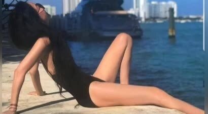 72岁王薇薇：泳衣显修长身材，无赘肉，少女感全靠这头秀发