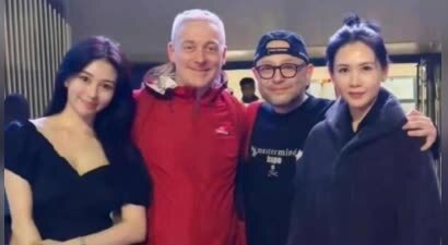 57岁邱淑贞带女儿沈月游西安！扎丸子头显年轻，状态让人羡慕