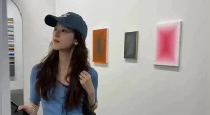 31岁章泽天现身香港画展，三胎妈妈根本没有变化，依然美丽动人