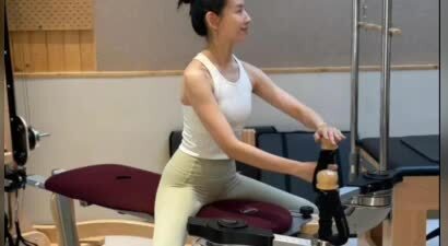 董洁素颜上普拉提被偶遇，很白很美目测只有80斤，没买私教