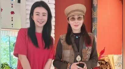 57岁张敏在浙江，皮肤好白，脸几乎无皱纹，与小10岁男友定居当地