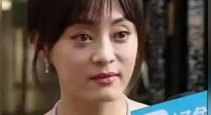 43岁孙俪出席活动：离开美颜和滤镜的她很显老气，手指粗得吓人！