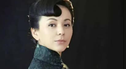 54岁王琳在上海与好友聚会，坐街边吃烧烤，老戏骨李传缨全程陪同