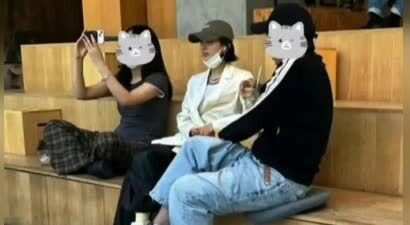 赵丽颖带儿子返回上海，母子同框幸福满溢，赵丽颖粉色短发超抢镜