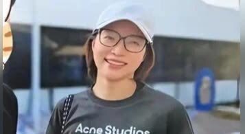 51岁董卿带儿子五一游苏州！打扮休闲，仪态优雅央视范儿一点没变