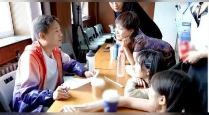 TVB前戏骨陈国邦被偶遇，被指撞脸吴千语老公，如今成为大学导师