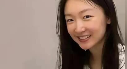 演员周冬雨的素颜照曝光后，瞬间引发热议！网友：这才是真正的她