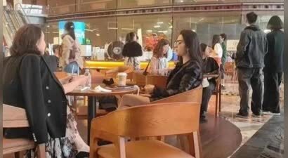 大剧院内偶遇刘亦菲母女被惊艳到，一点也看不出66岁的样子