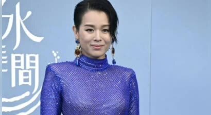 45岁胡杏儿太敢穿了！转身签字时险些走光，画面尴尬！