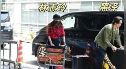 50岁林志玲现身东京机场，老公亲自驾车接送，甜蜜搂抱显恩爱